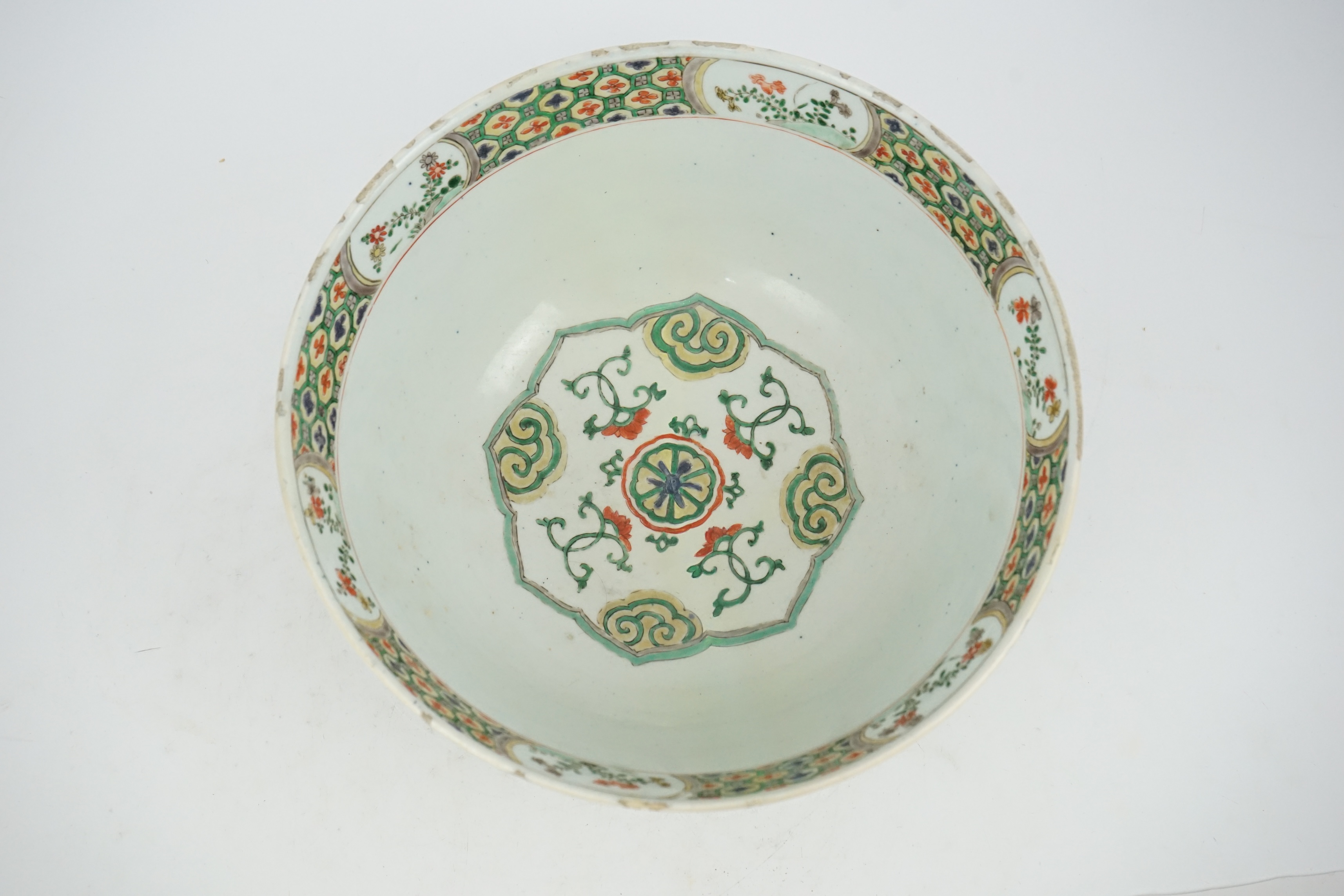 A large Chinese famille verte bowl, Kangxi period (1662-1722)